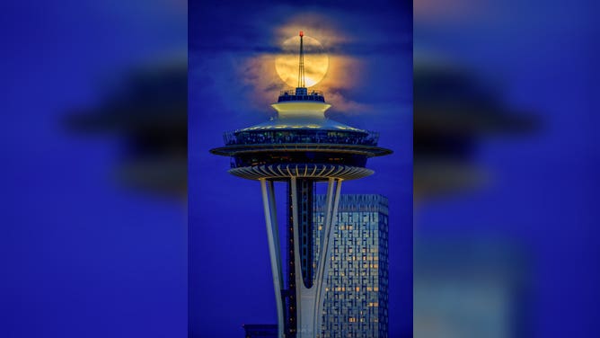 Full moon rising over Seattle in July 2021. (Image: Tim Durkan Photography)