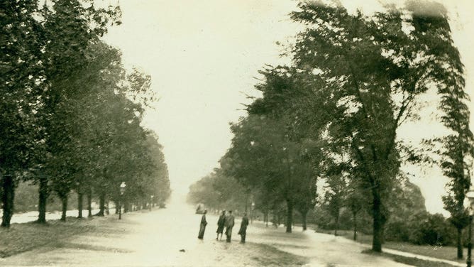 Historical photo of flooding in St. Louis on August 20 1915
