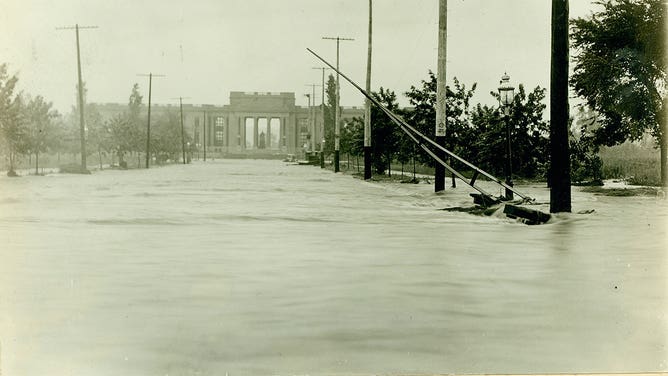Historical photo of flooding in St. Louis on August 20 1915
