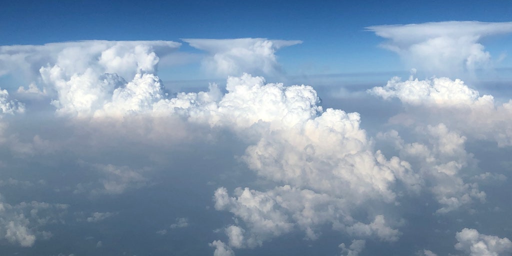 Watch Pilot S Jaw Dropping Journey Through Exploding Thunderstorm