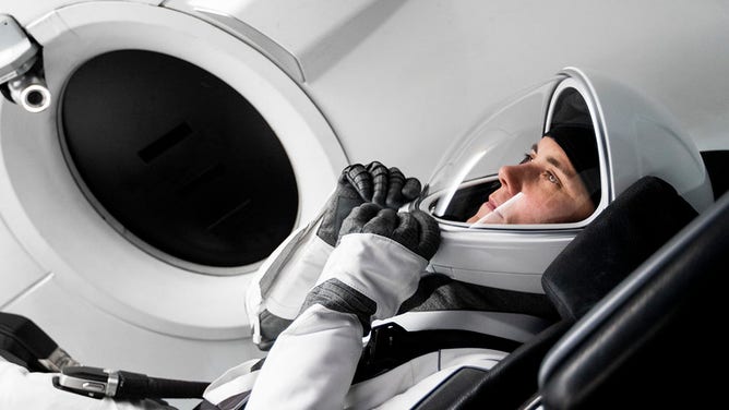 Astronautė Anna Kekina sėdi kosminio laivo, kuris nugabens NASA „SpaceX Crew-5“ misiją į Tarptautinę kosminę stotį, maketą per mokymus „SpaceX“ Hawthorne, Kalifornijoje.