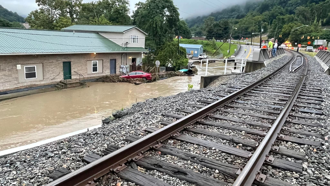 Flooding caused by heavy rainfall covers roads and vehicles in Kanawha County, West Virginia on Aug. 15, 2022. (Image: Steve Winters)