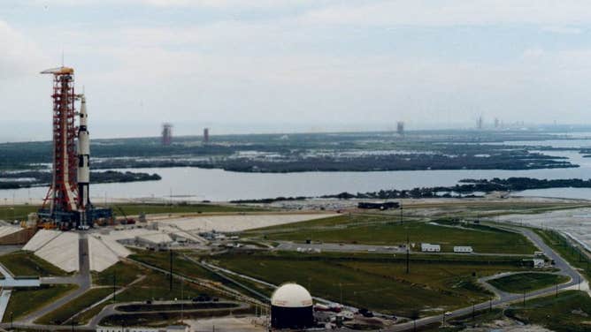 How SLS, NASA's new mega moon rocket, compares to Apollo-era Saturn V ...