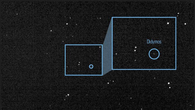Това изображение на светлината от астероида Дидимос и неговата орбитална луна Диморфос е комбинация от 243 изображения, направени от разузнавателната и астероидната камера за оптична навигация Didymos (DRACO) на 27 юли 2022 г.