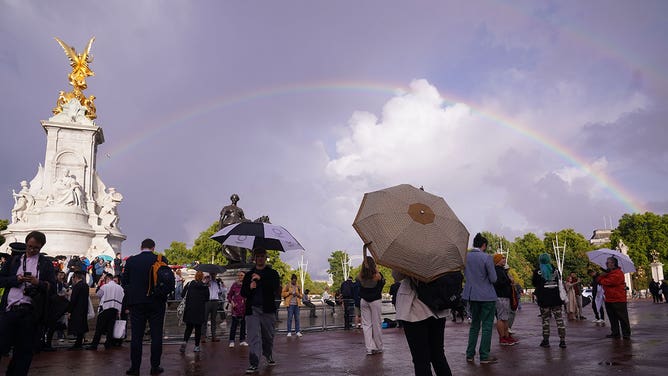 Double rainbow appears over London before the death of Queen Elizabeth II