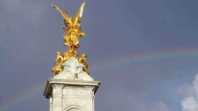 Double rainbow appears over London before the death of Queen Elizabeth II