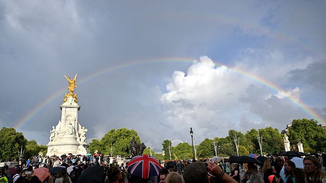 Double rainbow appears over London before the death of Queen Elizabeth II