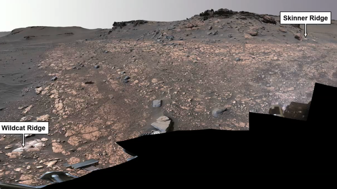 Хребет Вайлдкет і Скіннер-Рідж на марсіанському кратері Джезеро.  Зображення з марсохода NASA Perseverance. 