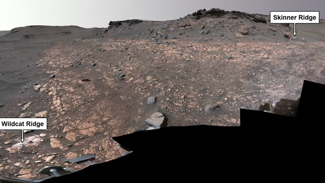 Wildcat Ridge e Skinner Ridge al cratere marziano Jezero.  L'immagine è stata scattata dal rover Perseverance della NASA. 