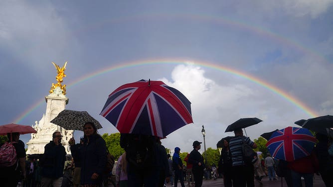 Double rainbow appears over London before the death of Queen Elizabeth II