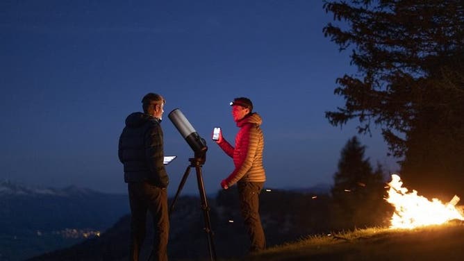 Os astrônomos usam o telescópio Unistellar eVscope.