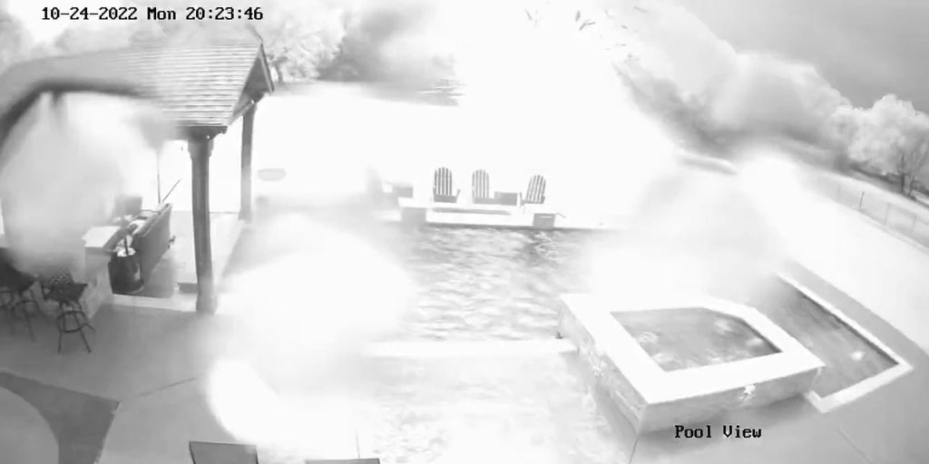Watch Lightning explodes pecan tree as severe storms rip through Texas