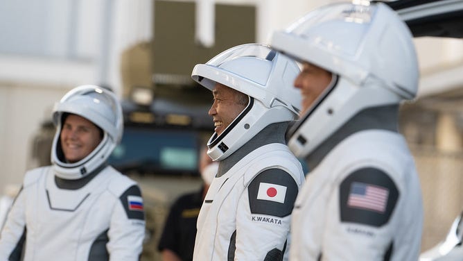 NASA 宇航员 Josh Cassada（左）和 Nicole Mann（左二）、JAXA 宇航员、JAXA 宇航员（右二）和 Roscosmos 宇航员 Anna Kekina（右），穿着 SpaceX 的西装，准备离开飞船。 尼尔 A 的操作。