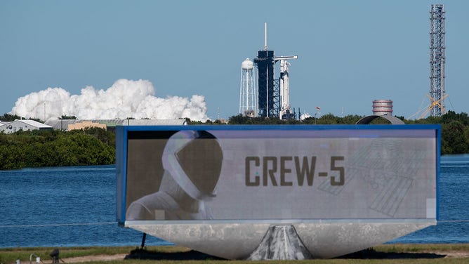 Un cohete SpaceX Falcon 9 con la nave espacial Crew Dragon de la compañía a bordo se ve en la plataforma de lanzamiento en el Complejo de lanzamiento 39A durante una breve prueba de fuego estático antes de la misión SpaceX Crew-5 de la NASA, el domingo 2 de octubre de 2022, en el Centro Espacial Kennedy de la NASA en Florida.