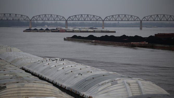 Barge traffic piles up as water levels fall on Mississippi