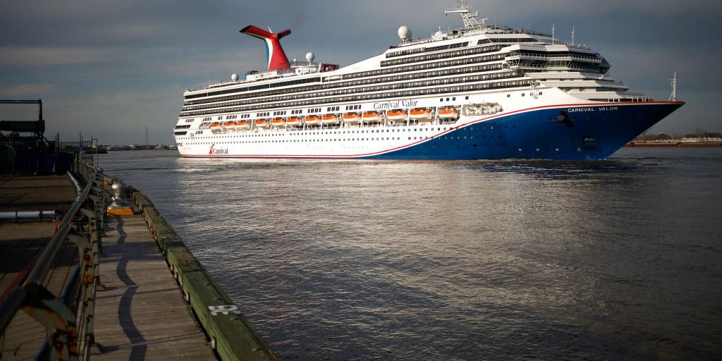 Carnival cruise ship passenger rescued after spending Thanksgiving Day(01)