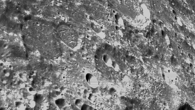 Le sixième jour de la mission Artemis I, la caméra de navigation optique d'Orion a capturé des images en noir et blanc de cratères sur la Lune ci-dessous.  Orion utilise la caméra de navigation optique pour capturer des images de la Terre et de la Lune à différentes phases et distances, fournissant un ensemble de données amélioré pour prouver son efficacité dans différentes conditions d'observation. sera éclairé afin d'aider à orienter le vaisseau spatial lors de futures missions avec l'équipage.