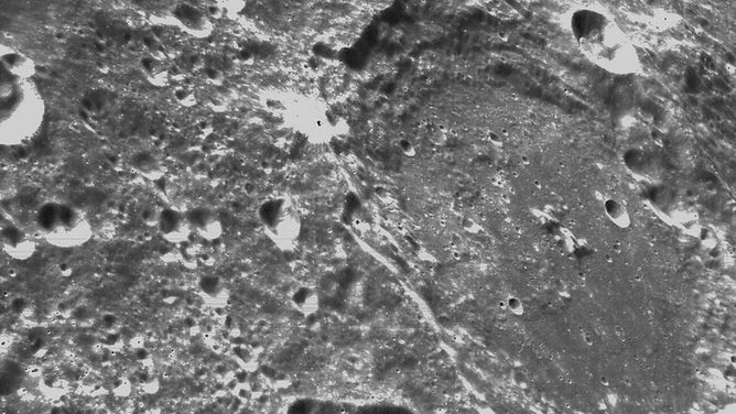 Le sixième jour de la mission Artemis I, la caméra de navigation optique d'Orion a capturé des images en noir et blanc de cratères sur la Lune ci-dessous.  Orion utilise la caméra de navigation optique pour capturer des images de la Terre et de la Lune à différentes phases et distances, fournissant un ensemble de données amélioré pour prouver son efficacité dans différentes conditions d'observation. sera éclairé afin d'aider à orienter le vaisseau spatial lors de futures missions avec l'équipage.