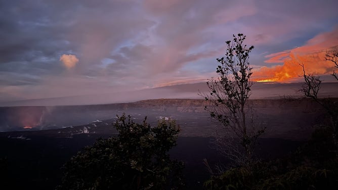 Mauna Loa and Kīlauea erupt together. Photo from Kūpinaʻi Pali at 6:06 a.m. HST on Monday, Nov. 28 in the park.