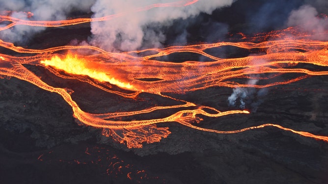 Una vista de Mauna Loa, el volcán activo más grande del mundo, comenzó a entrar en erupción durante la noche, lo que llevó a las autoridades a abrir refugios. "como precaucion" el 29 de noviembre de 2022 en Hawái, Estados Unidos.
