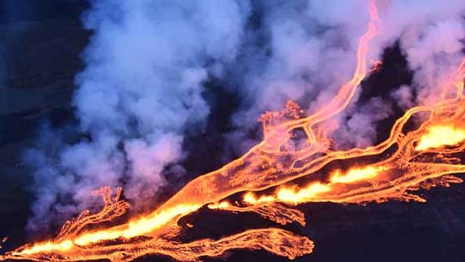 Satellite imagery shows Mauna Loa spewing lava, ash and gas from space ...