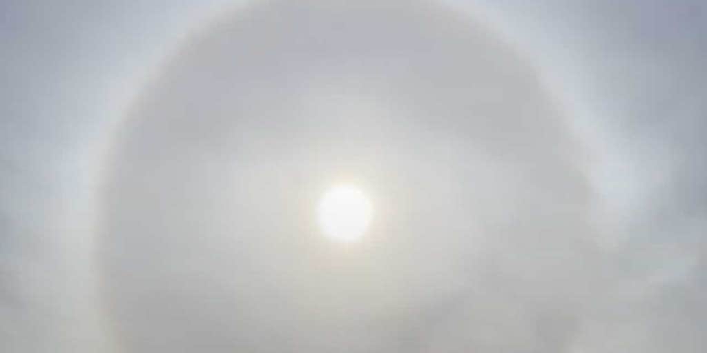 Sun Halo: बेंगलुरू में आकाश में सूरज के चारों ओर दिखा अद्भुत सतरंगी छल्ला,  जानिए इसका मतलब | Sun Halo: Rainbow ring spotted around the sun in  Bengaluru sky | Patrika News