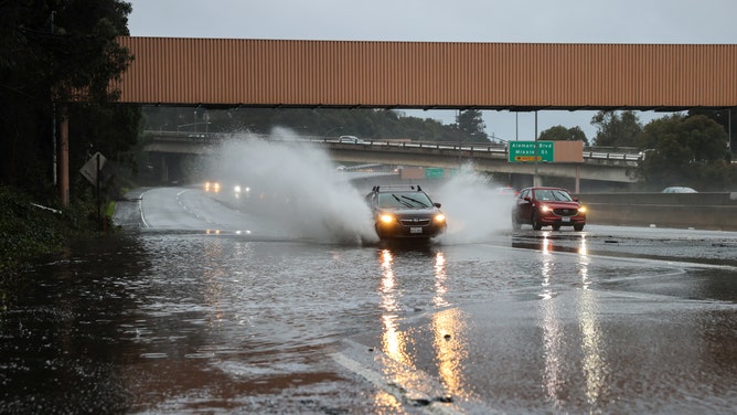FILE - Una vista dell'inondazione sull'autostrada 280 a Daily City mentre una potente tempesta ha colpito la costa occidentale della California, Stati Uniti, il 31 dicembre 2022.