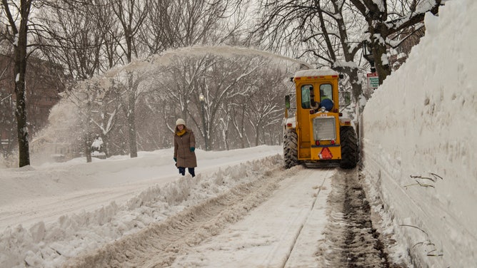 Record snowfall hits Boston in February 2015