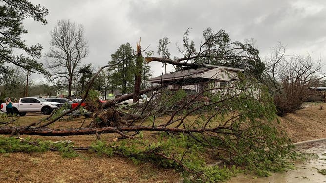 Tornado hits school in Hot Springs, AR