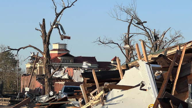 Over 20 dead after Mississippi tornadoes level towns while carving 100 ...