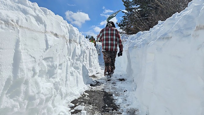 New Buffalo snow corridor dug by hand