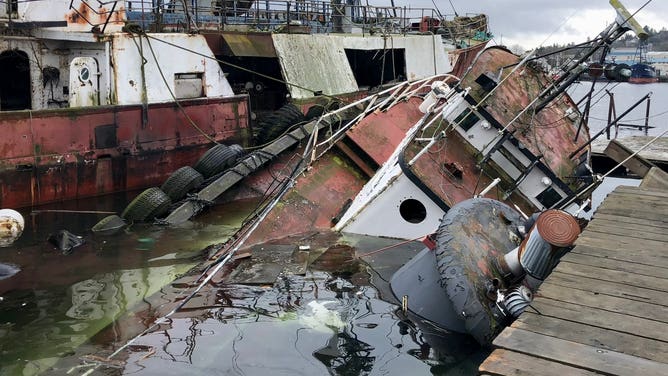 Tugboat sinks in Seattle
