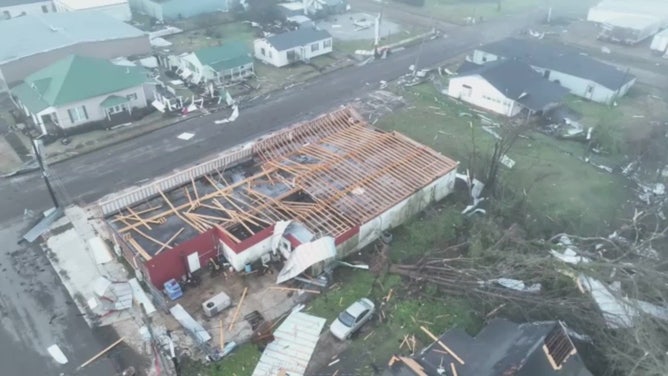 Over 20 dead after Mississippi tornadoes level towns while carving 100 ...