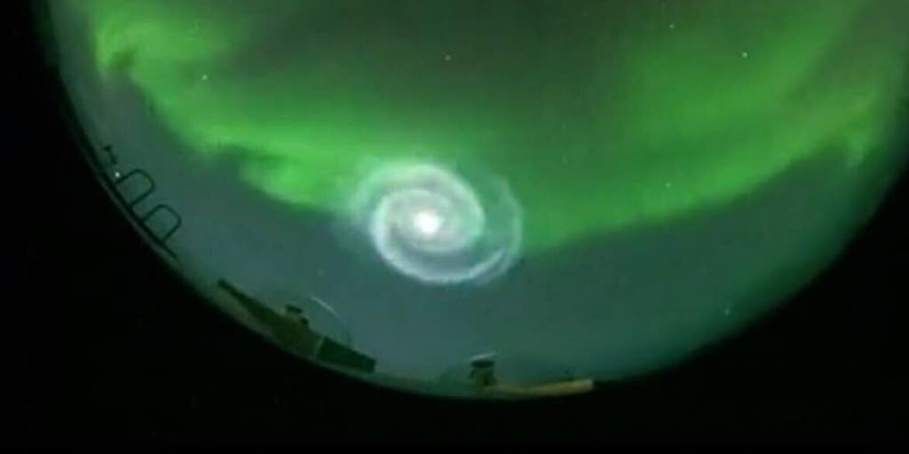 Beobachten Sie, wie die mysteriöse Schnecke inmitten der Nordlichter am Himmel Alaskas schwebt