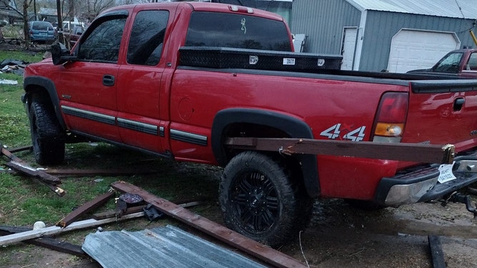 Deadly tornado hits Glenallen, Missouri