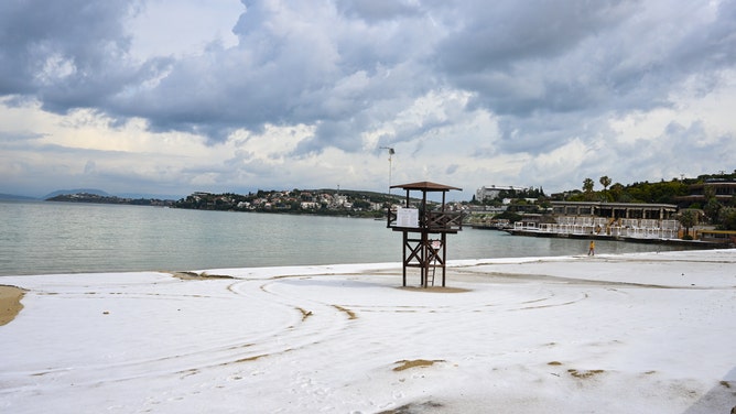 Heavy hail turns Izmir beaches white