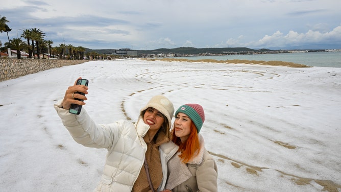 Heavy hail turns Izmir beaches white