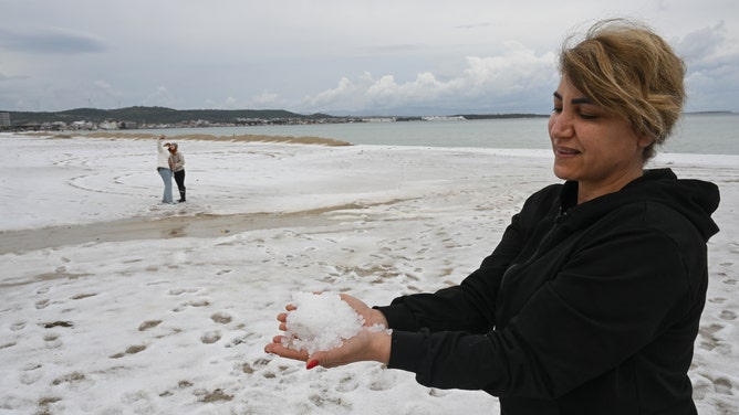 Heavy hail turns Izmir beaches white