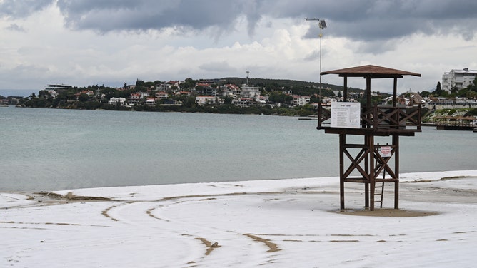 Heavy hail turns Izmir beaches white