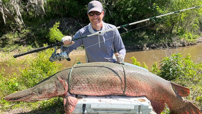 Kentucky man reels in likely world-record alligator gar from Texas river
