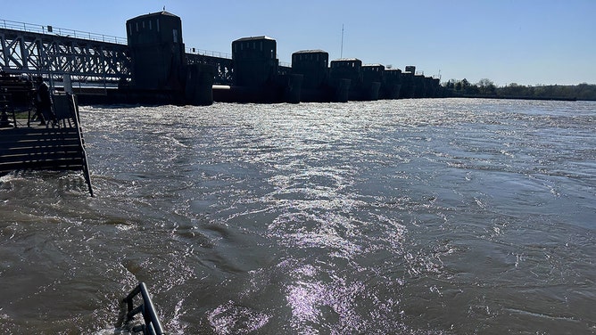 Davenport, Iowa, prepares for flooding from Minnesota snowmelt as Mississippi River continues to rise