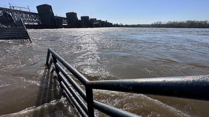 Iowa Town Prepares For Flooding From Minnesota Snowmelt As Mississippi River Continues To Rise 5562