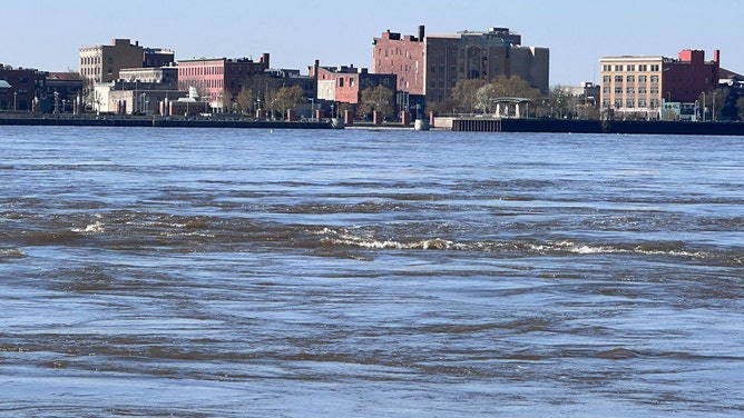 Davenport, Iowa, prepares for flooding from Minnesota snowmelt as Mississippi River continues to rise