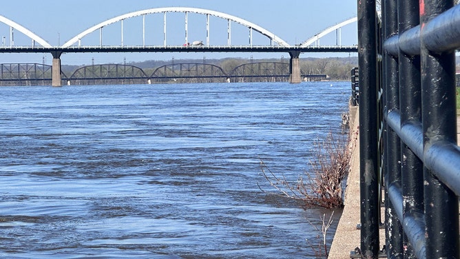 Davenport, Iowa, prepares for flooding from Minnesota snowmelt as Mississippi River continues to rise