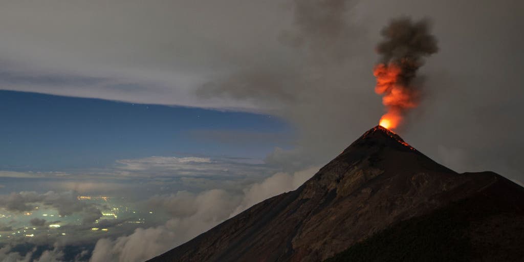¿Qué pasa antes de que un volcán entre en erupción?
