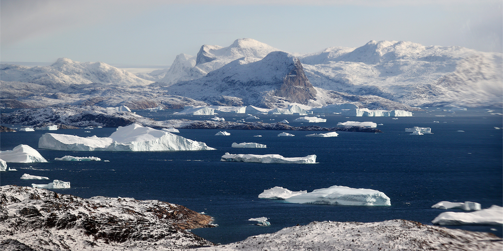 Melt rates in the kilometer-size grounding zone of Petermann Glacier,  Greenland, before and during a retreat