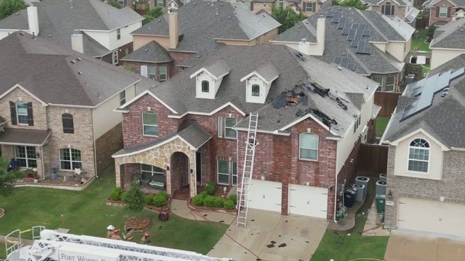 Lightning strike causes 2-story house fire in Fort Worth, TX