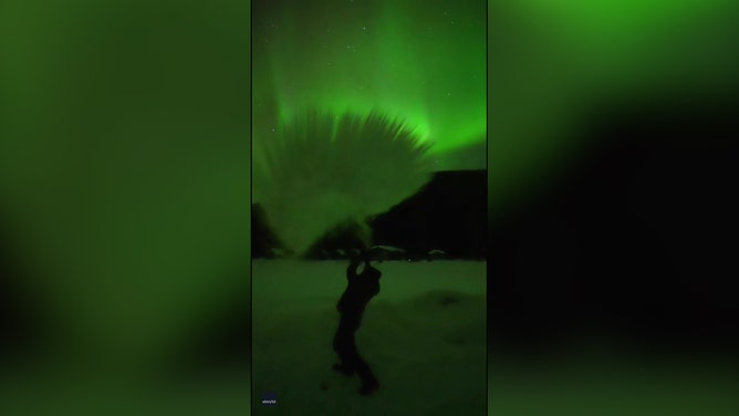 Boiling Water Instantly Freezes Under Bright Green Aurora in Fairbanks
