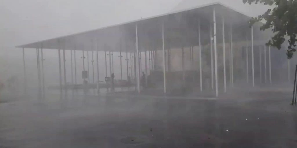 In der Schweiz kam ein Mensch ums Leben, als ein Gewitter mit Windgeschwindigkeiten von 220 km/h die Stadt zerstörte In der Schweiz kam ein Mensch ums Leben, als ein Gewitter mit Windgeschwindigkeiten von 220 km/h die Stadt zerstörte