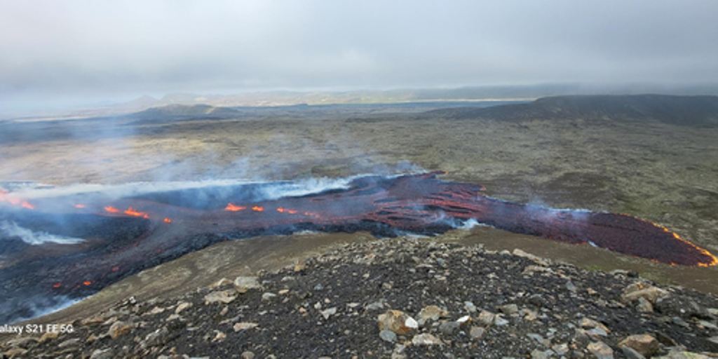 De uitbarsting van een IJslandse vulkaan voor het derde jaar op rij nadat er duizenden aardbevingen waren geregistreerd